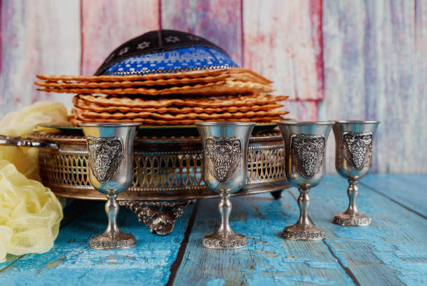 żydowski pesah wakacje przaśny chleb matzoh z kiddush cztery filiżanki wina i kipah - passover judaism seder kiddush cup zdjęcia i obrazy z banku zdjęć