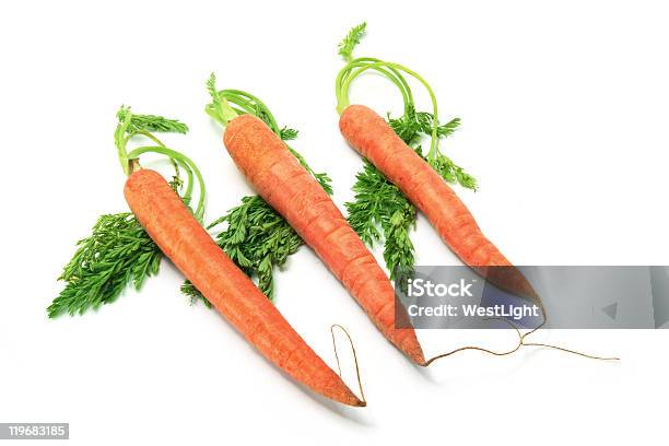 Zanahorias Con Hojas Y Madre Foto de stock y más banco de imágenes de Alimento - Alimento, Color - Tipo de imagen, Crudo