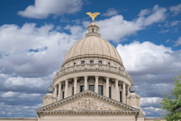 купол здания капитолия штата миссисипи - mississippi jackson mississippi state capitol building capital cities стоковые фото и изображения