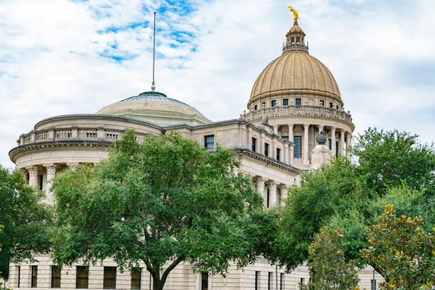 внешний вид здания капитолия штата миссисипи - mississippi jackson mississippi state capitol building capital cities стоковые фото и изображения