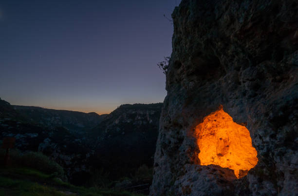 밤에 동굴 - syracuse province 뉴스 사진 이미지