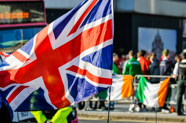 jóvenes nacionalistas intentan provocar a manifestantes de bandera lealista en belfast - belfast northern ireland northern ireland city irish culture fotografías e imágenes de stock