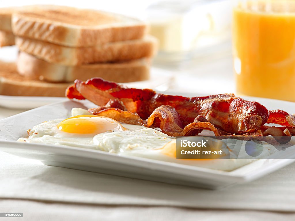 Tocino, huevos, pan tostado desayuno - Foto de stock de Alimento libre de derechos