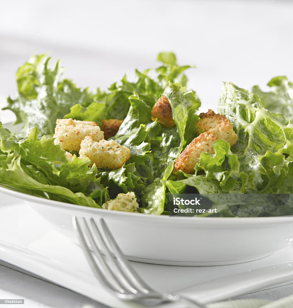 Frondoso ensalada verde con croutons - Foto de stock de Alimento libre de derechos