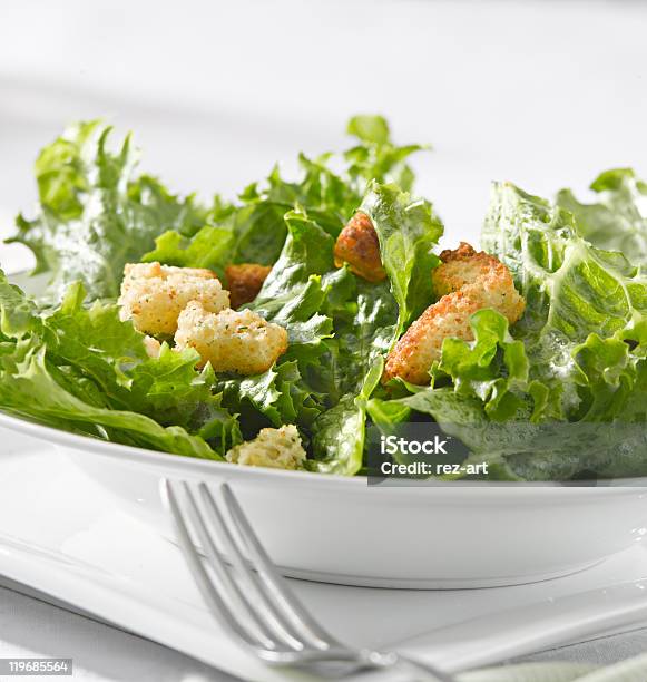 Frondoso Ensalada Verde Con Croutons Foto de stock y más banco de imágenes de Alimento - Alimento, Aperitivo - Plato de comida, Blanco - Color