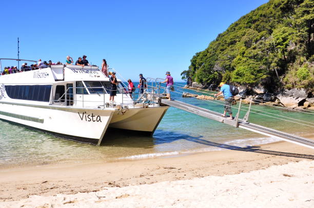 水上タクシーは、アベルタスマン国立公園で観光客を輸送します - abel tasman national park ストックフォトと画像