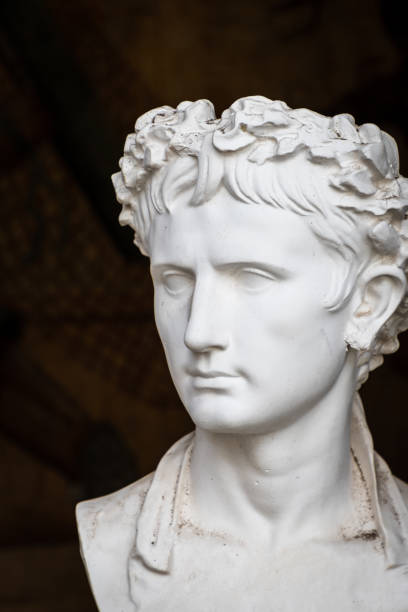 busto di un imperatore romano o di un cittadino importante, riproduzione intonaco - augustus caesar foto e immagini stock