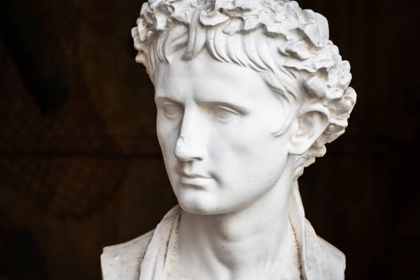 busto di un imperatore romano o di un cittadino importante, riproduzione intonaco - augustus caesar foto e immagini stock