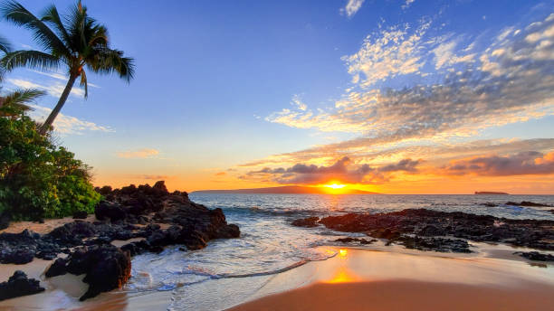 makena secret beach al atardecer en maui, hi - paisaje volcánico fotografías e imágenes de stock