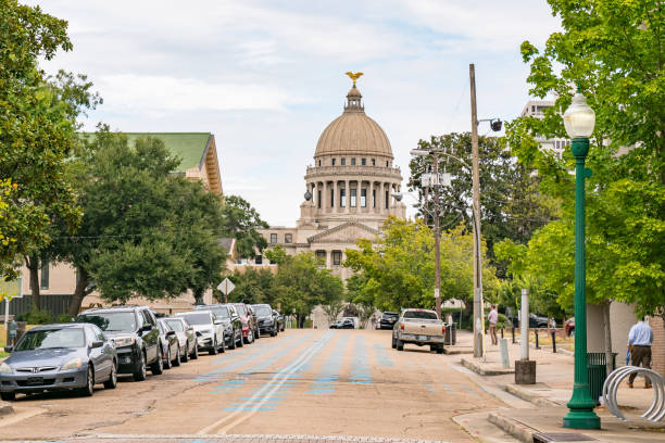 внешний вид здания капитолия штата миссисипи - mississippi jackson mississippi state capitol building capital cities стоковые фото и изображения