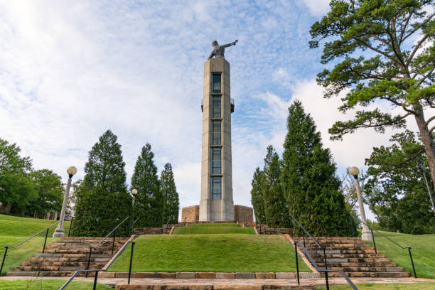 torre y estatua de observación del parque vulcano - vulcano fotografías e imágenes de stock