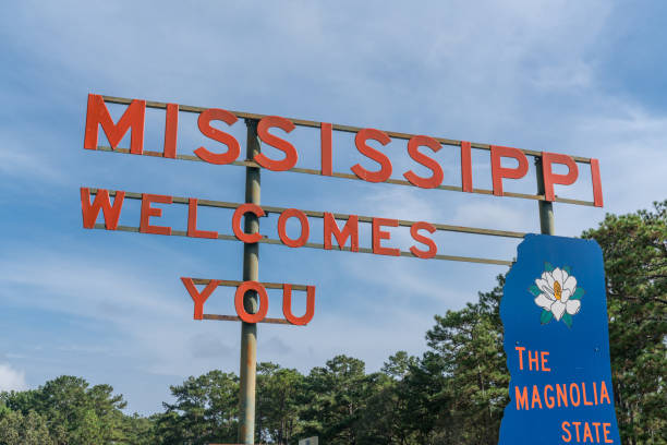 willkommen bei mississippi road sign - birthplace stock-fotos und bilder