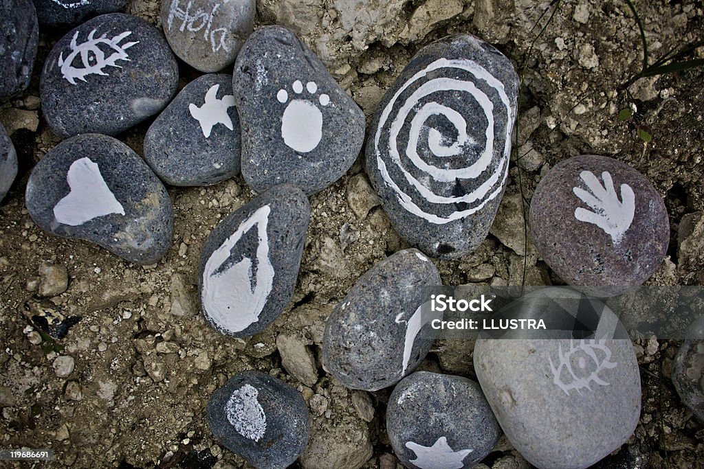 Pierres sur le sable - Photo de Land art libre de droits