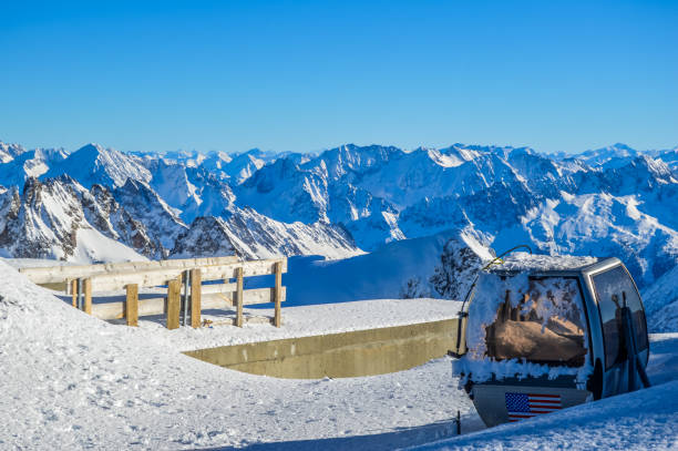 mount or mt titlis in swiss switzerland near engelberg - canton obwalden imagens e fotografias de stock