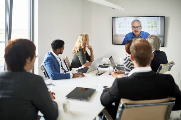 videoconferenza ceo con executive team in board room - ceo serious board room manager foto e immagini stock