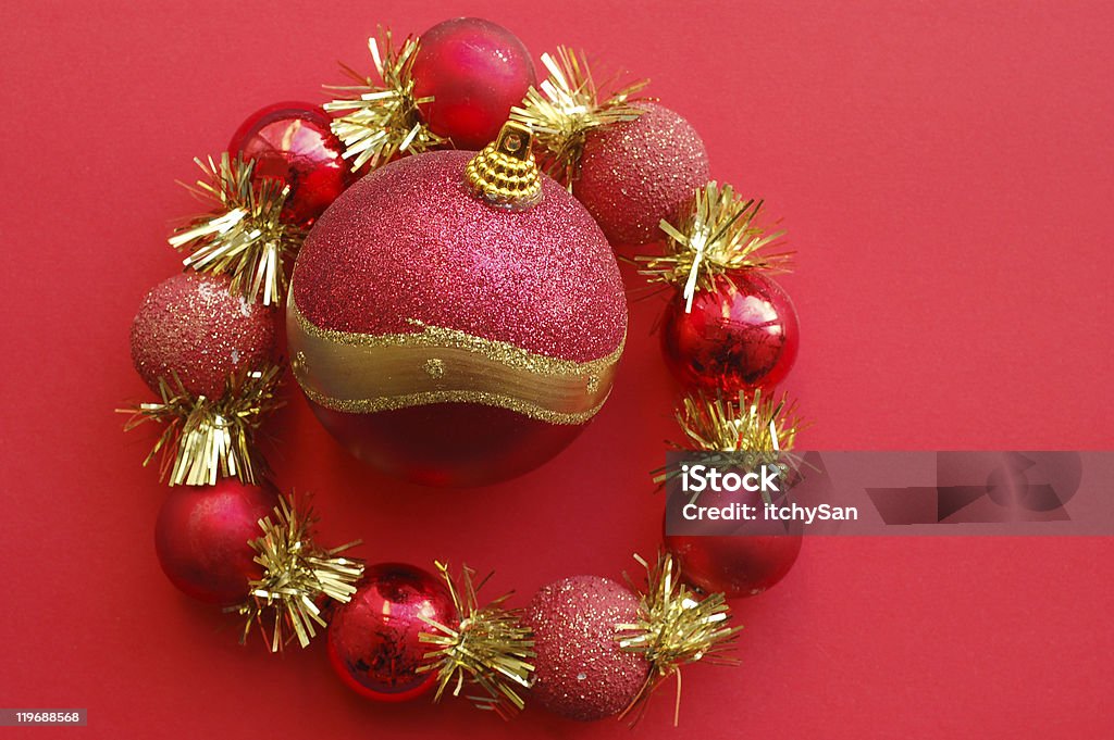 Boże Narodzenie wieniec z ozdobnymi Drzewo piłką - Zbiór zdjęć royalty-free (Barwne tło)
