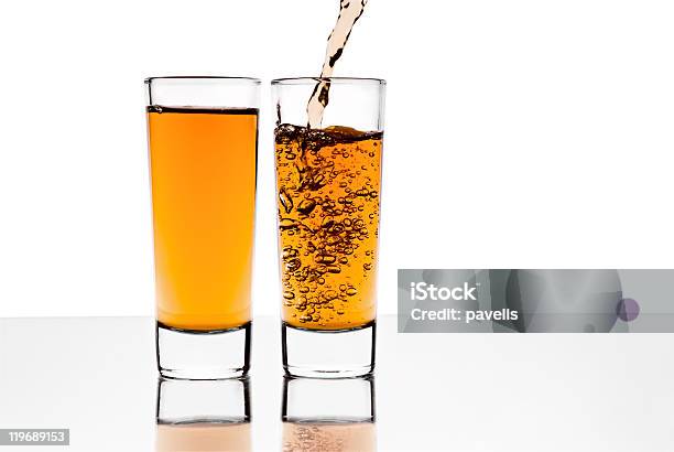 Zwei Gläser Mit Alkohol Stockfoto und mehr Bilder von Alkoholisches Getränk - Alkoholisches Getränk, Bewegung, Bildkomposition und Technik