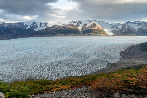 Glaciar Gris con Montañas durante el Otoño photo