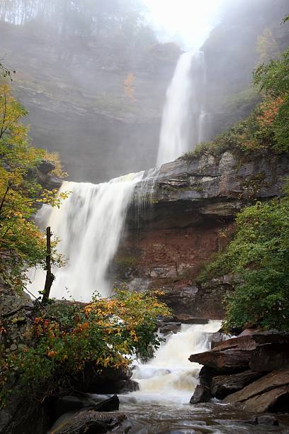 misty catarata de kaaterskill - rapid appalachian mountains autumn water - fotografias e filmes do acervo