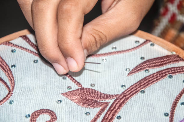 рабочие руки девушки - sewing women tailor teenage girls стоковые фото и изображения