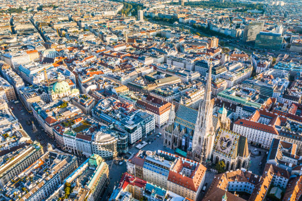 blick auf wien im sonnenaufgang, österreich - stefansdom stock-fotos und bilder