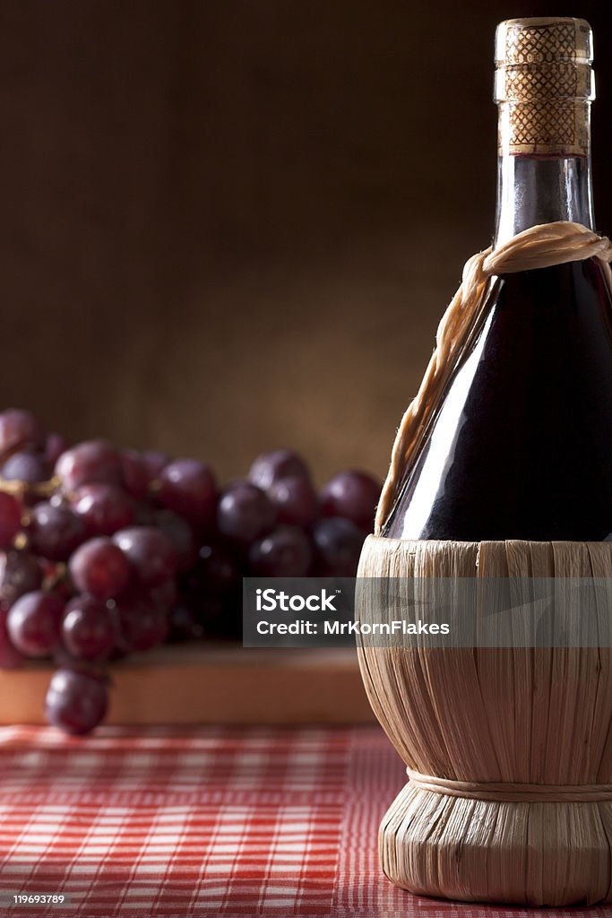 Frasco de vinho e uvas - Foto de stock de Bebida alcoólica royalty-free