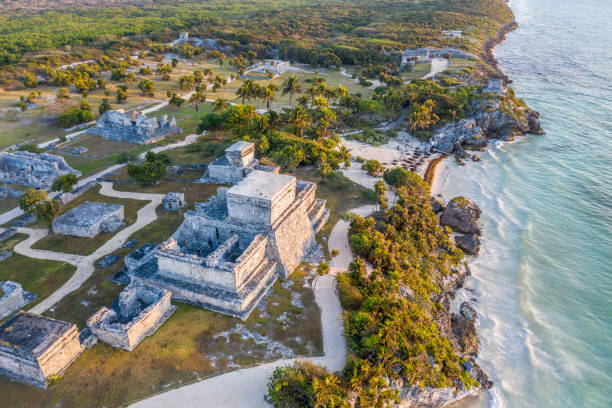 vista do zangão de el castillo, tulum arruina a zona arqueológica, méxico - maya bay - fotografias e filmes do acervo
