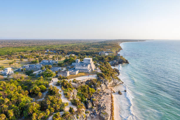 vista do zangão de el castillo, tulum arruina a zona arqueológica, méxico - maya bay - fotografias e filmes do acervo