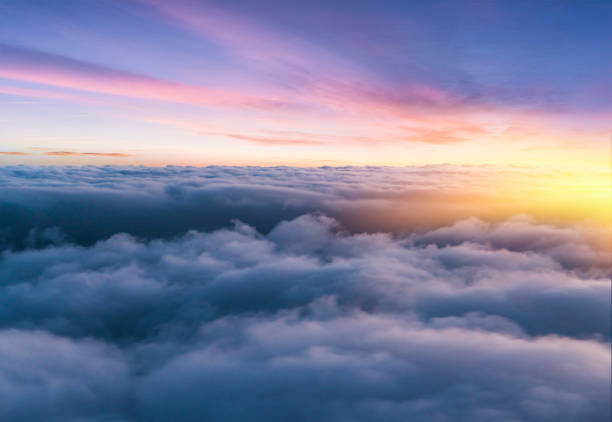 schöner sonnenuntergang steil über wolken mit schönem dramatischem licht. - air landscape stratosphere day stock-fotos und bilder