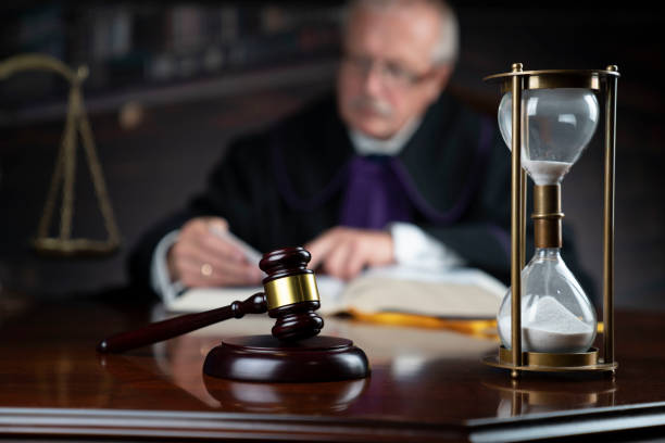 法廷で裁判官。 - gavel judge human hand court ストックフォトと画像