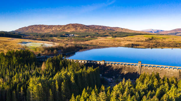 vista aérea panorâmica de um loch e de uma represa escoceses em dumfries e em galloway, scotland ocidental sul - galloway - fotografias e filmes do acervo