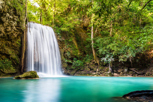 에라완 국립공원의 폭포와 푸른 에메랄드 빛. - erawan falls 이미지 뉴스 사진 이미지