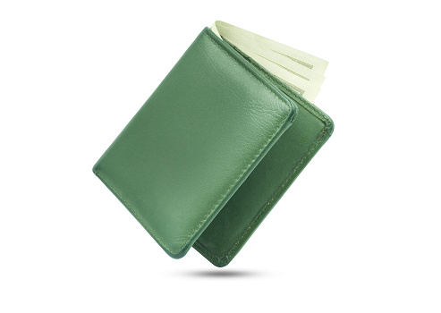 Primer plano de Wallet textura de cuero genuino de color verde con billetes y tarjeta de crédito en el interior aislado sobre fondo blanco, bolso masculino. photo