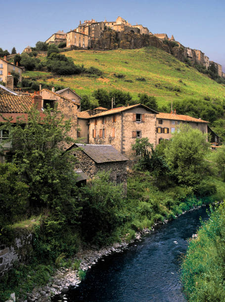 saint-flour es una comuna francesa situada en el departamento de cantal, en la región de auvernia, en el centro-sur de francia, a unos 101 km al sur de clermont-ferrand. - mountain mountain range landscape france fotografías e imágenes de stock