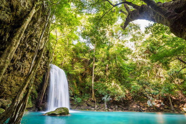 cascata e colore blu dell'acqua smeraldo nel parco nazionale di erawan. - erawan falls foto e immagini stock