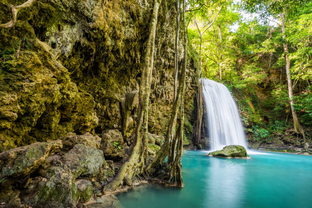cascata e colore blu dell'acqua smeraldo nel parco nazionale di erawan. - erawan falls foto e immagini stock