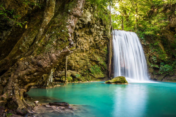 cachoeira e cor azul da água esmeralda no parque nacional de erawan. - erawan falls fotos - fotografias e filmes do acervo