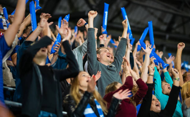 stadium crowd cheering and clapping - sport crowd fan stadium imagens e fotografias de stock