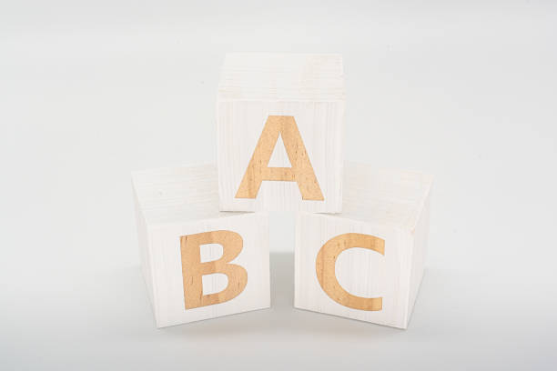 palabra 'abc' madera cúbica en la madera - letter b three dimensional shape alphabet sign fotografías e imágenes de stock