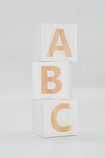 palabra 'abc' madera cúbica en la madera - letter b three dimensional shape alphabet sign fotografías e imágenes de stock