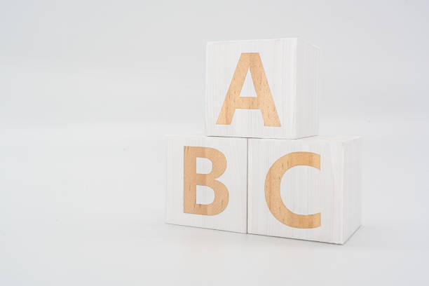 palabra 'abc' madera cúbica en la madera - letter b three dimensional shape alphabet sign fotografías e imágenes de stock