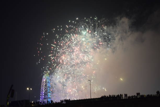 london 2019 nye firework display - firework display pyrotechnics london england silhouette imagens e fotografias de stock