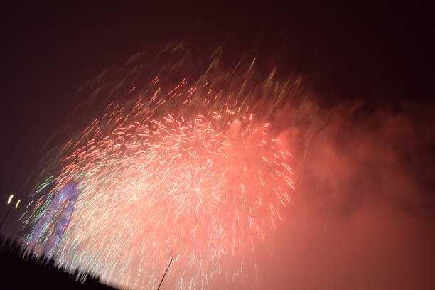 london 2019 nye firework display - firework display pyrotechnics london england silhouette imagens e fotografias de stock