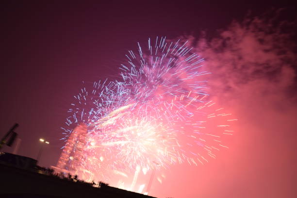 london 2019 nye firework display - firework display pyrotechnics london england silhouette imagens e fotografias de stock