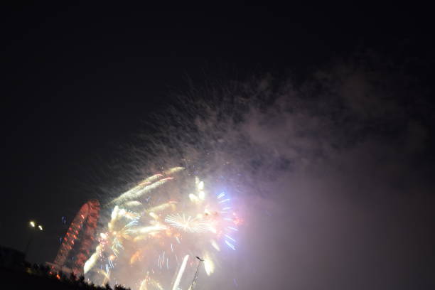 london 2019 nye firework display - firework display pyrotechnics london england silhouette imagens e fotografias de stock