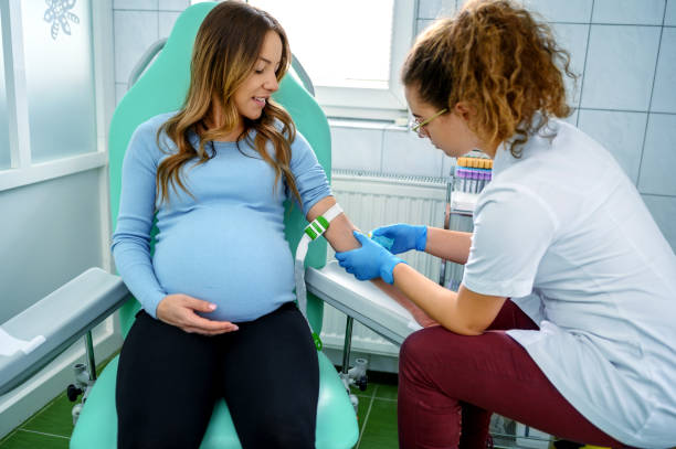 donna incinta che ha un esame del sangue - doctors office doctor research healthcare and medicine foto e immagini stock