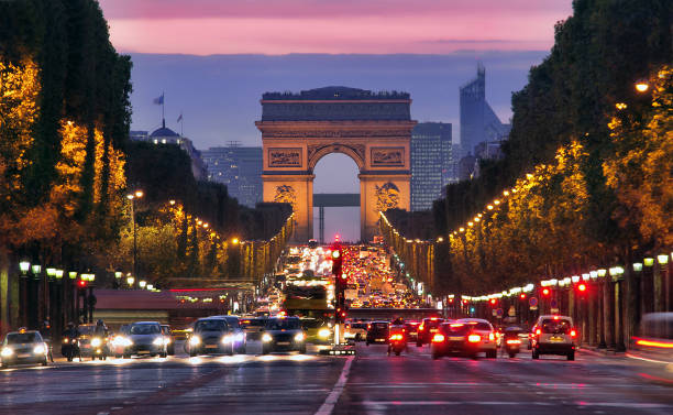 champs elysees und arc de triomphe in paris frankreich - paris france arc de triomphe france french culture stock-fotos und bilder