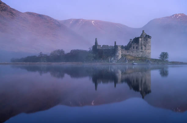 Kilchurn castle Misty reflections at sunrise at Kilchurn castle scottish highlands castle stock pictures, royalty-free photos & images