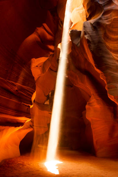 light beam in upper antelope canyon in arizona, united states - rock strata natural pattern abstract scenics imagens e fotografias de stock