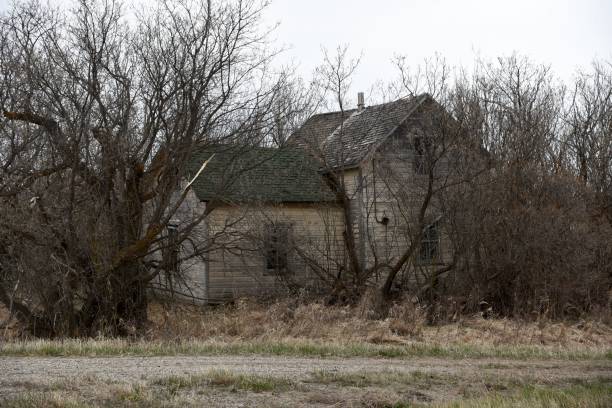 istock prairie farm house 1197014211